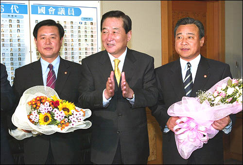 14일, 한나라당 입당을 발표한 전용학(왼쪽), 이완구 의원(오른쪽) 